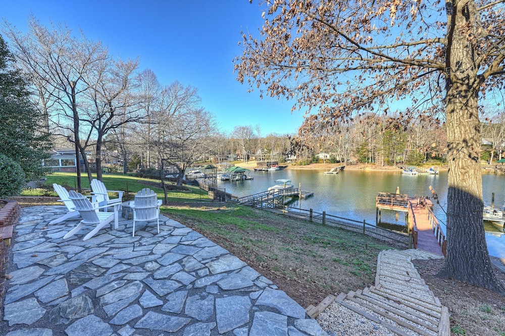 Dock Days by Avantstay Swimming Platform Dock