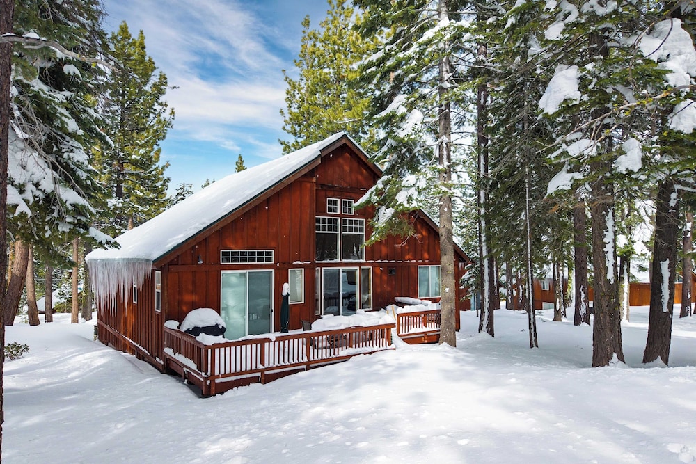 Pinewood Lodge by Avantstay Cozy Cabin Near Ski Resorts & Hiking