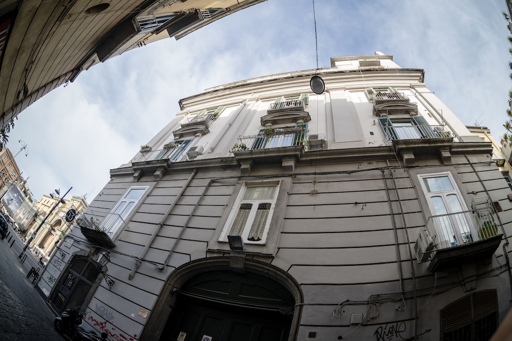 B&B Le 4 Stagioni Dante's Suites by ClaPa Group Dislocated Hospitality