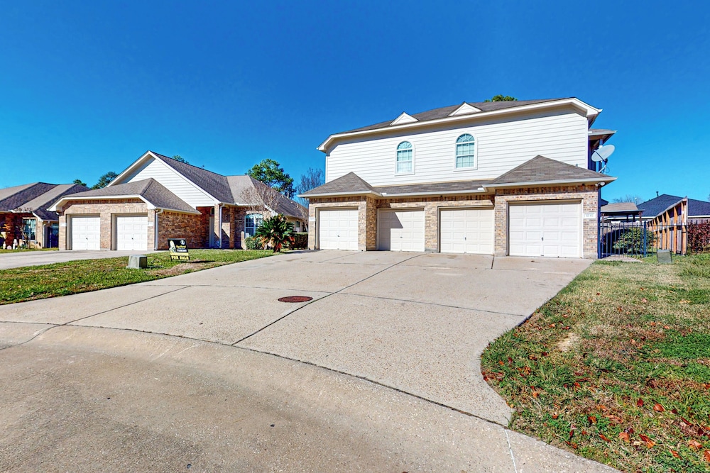 3BR w/ Yard, Updated Interior w/ A/C & W&D