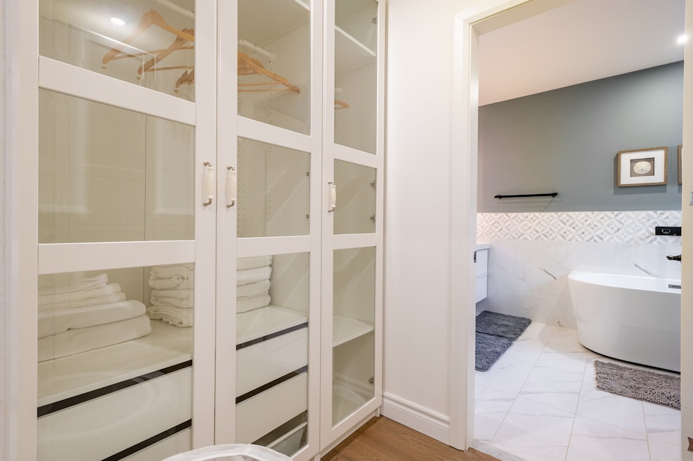 Cheerful 3 bedroom w/ indoor fireplace in Toronto - 02 free parking