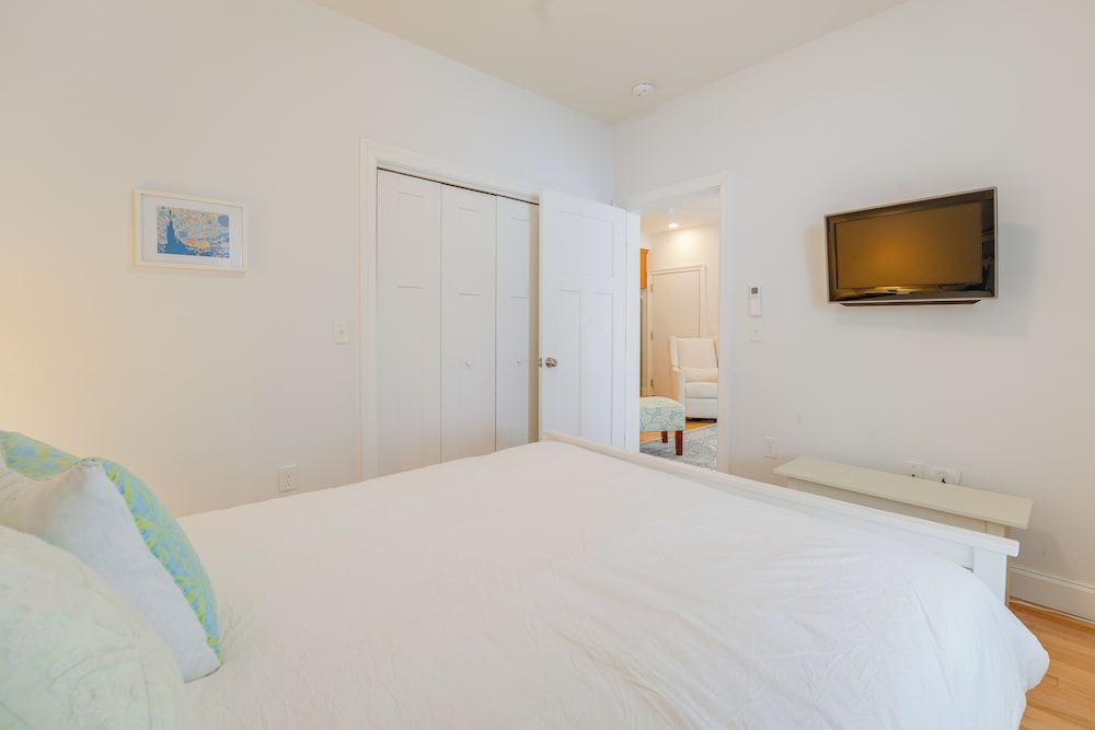 Near Portland trails: Walkable Apartment w/ Deck