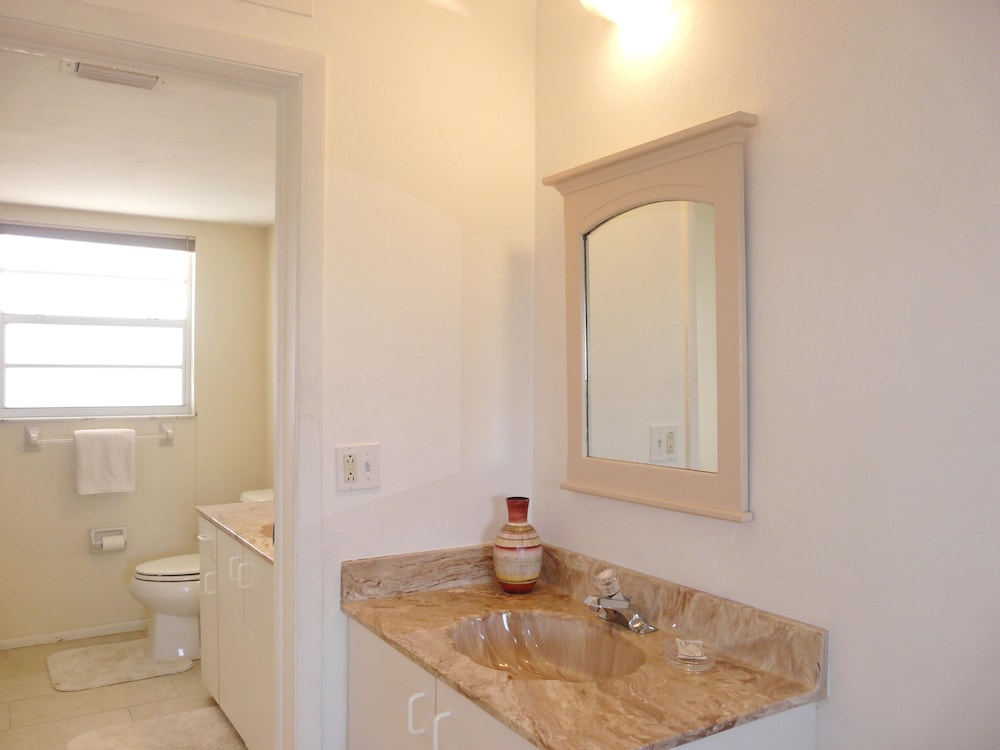 Coastal Style Condo With Pool, spa and Steps to Beach