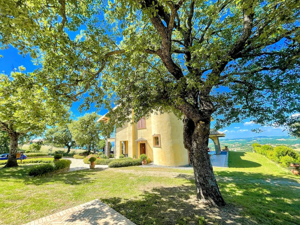Charming Villa in Umbria - Sleeps 16 - Lake View - Pool, Jacuzzi and Events Room