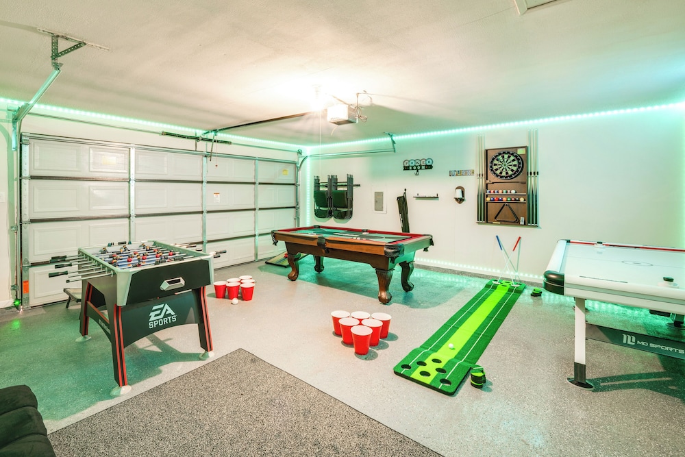 10 Mi to Six Flags: Pet- & Family-friendly Retreat