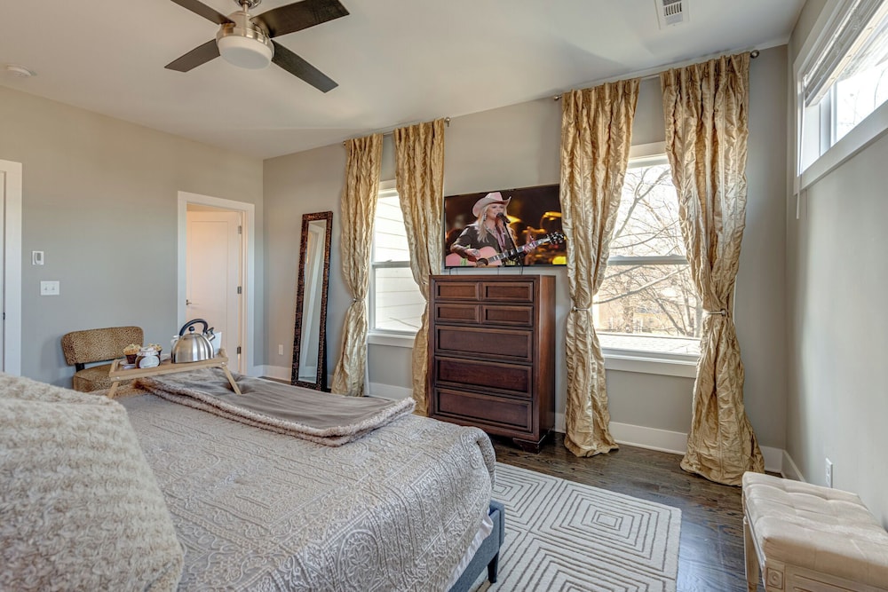 Cultured Coach - Mins to Broadway - Private Rooftop