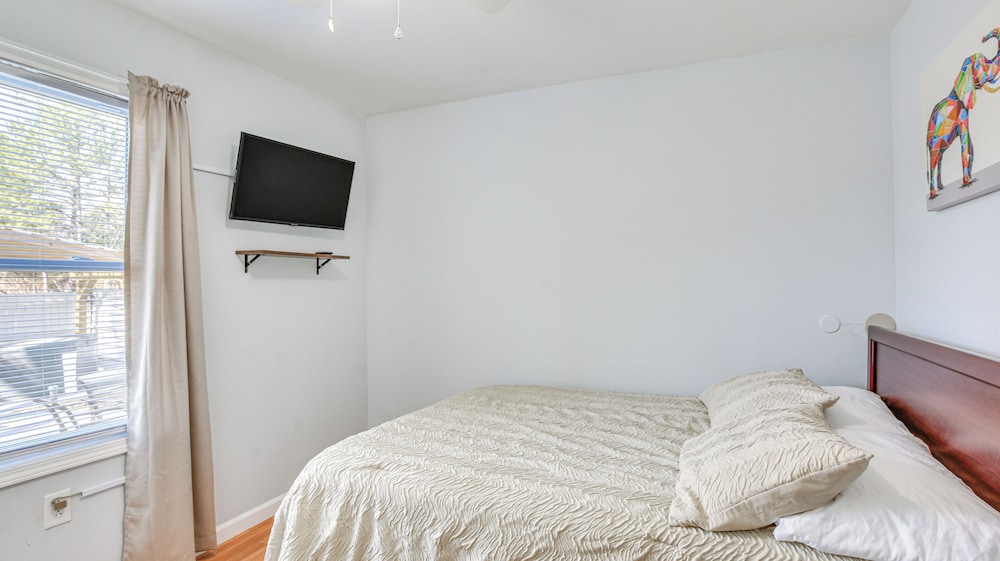 9 Mi to Downtown: Sanford Home w/ Hot Tub
