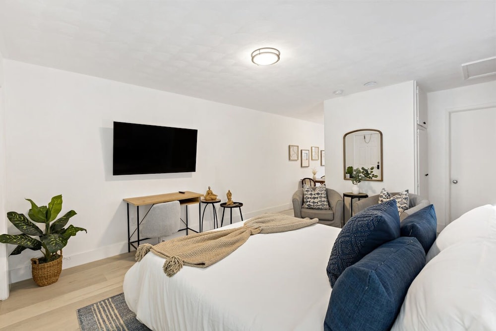 Charming Cozy Studio Lake Ridge