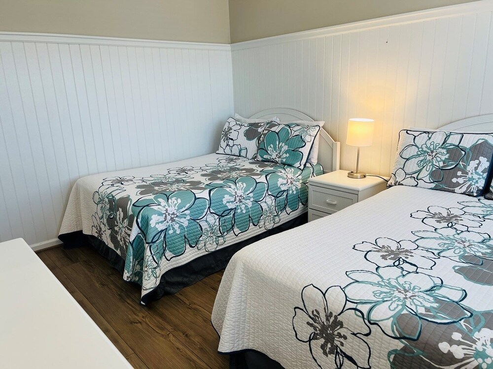 Fins / 1295 Ocean Blvd West 10 Bedroom Home