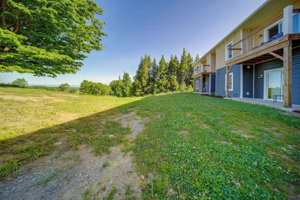 4 Mi to Lake Erie: Condo w/ Golf Course Views!