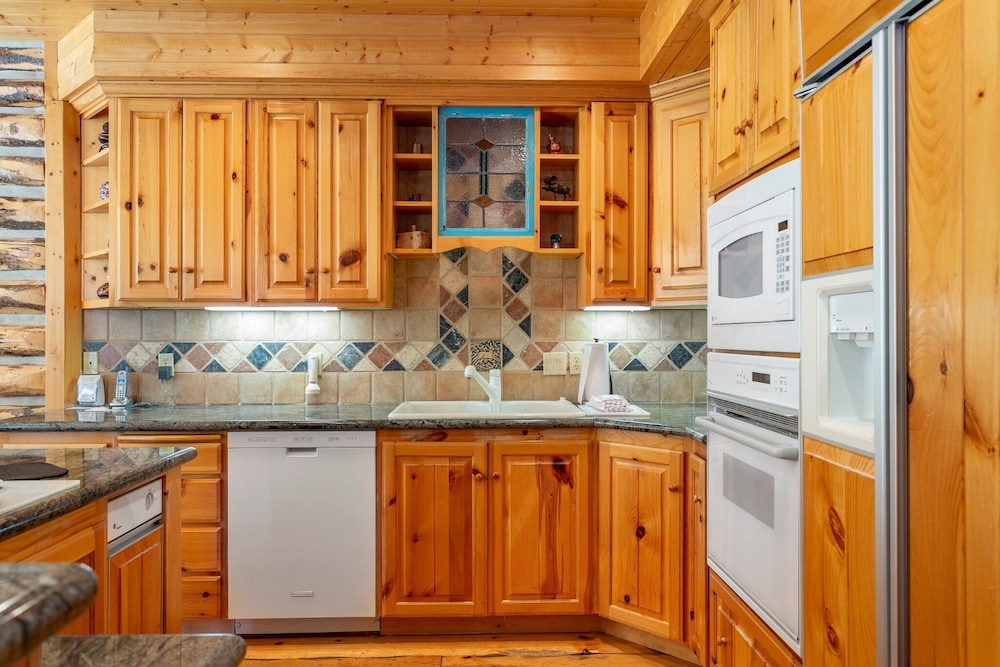 Bristlecone at Deer Valley Resort - Three Bedroom Condo with Loft and Hot Tub #504 3 Condo