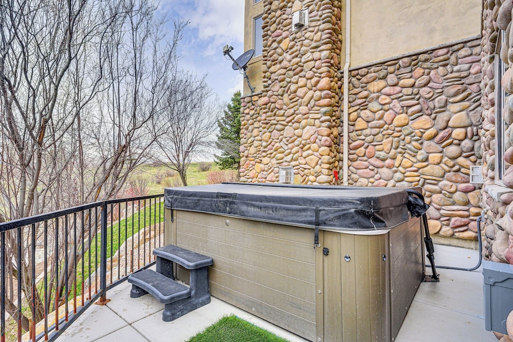 Hot Tub & Mtn-view Deck: Townhome in Eden