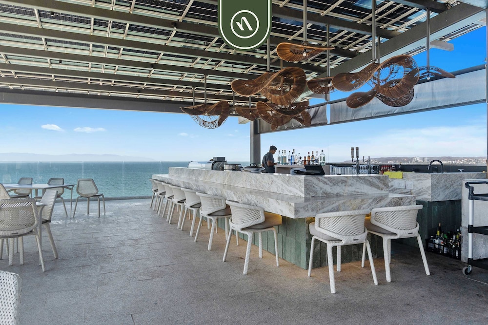 Luxury 2 BR Condo With Dream Pools - Beach - Art
