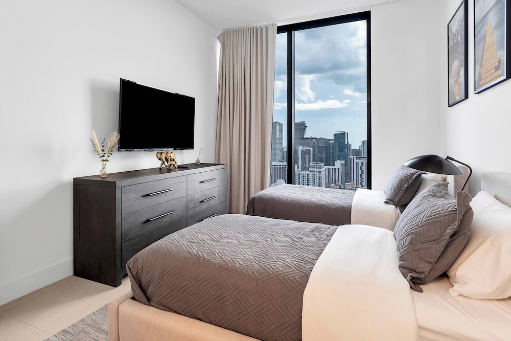 3BR Penthouse Direct, Stunning Water Views