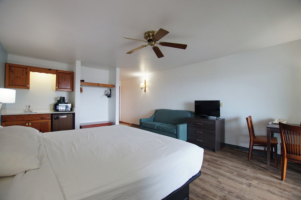 Snyder's Shoreline Inn