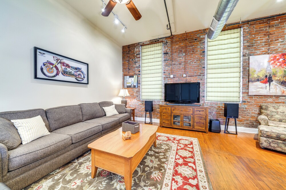 Downtown Louisville Escape: Perfect for Events!
