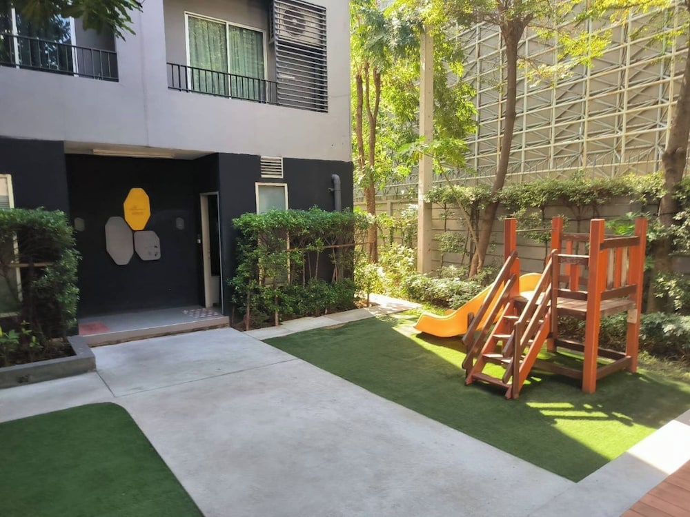 Modern Bangkok Apartment With Pool & Fitness