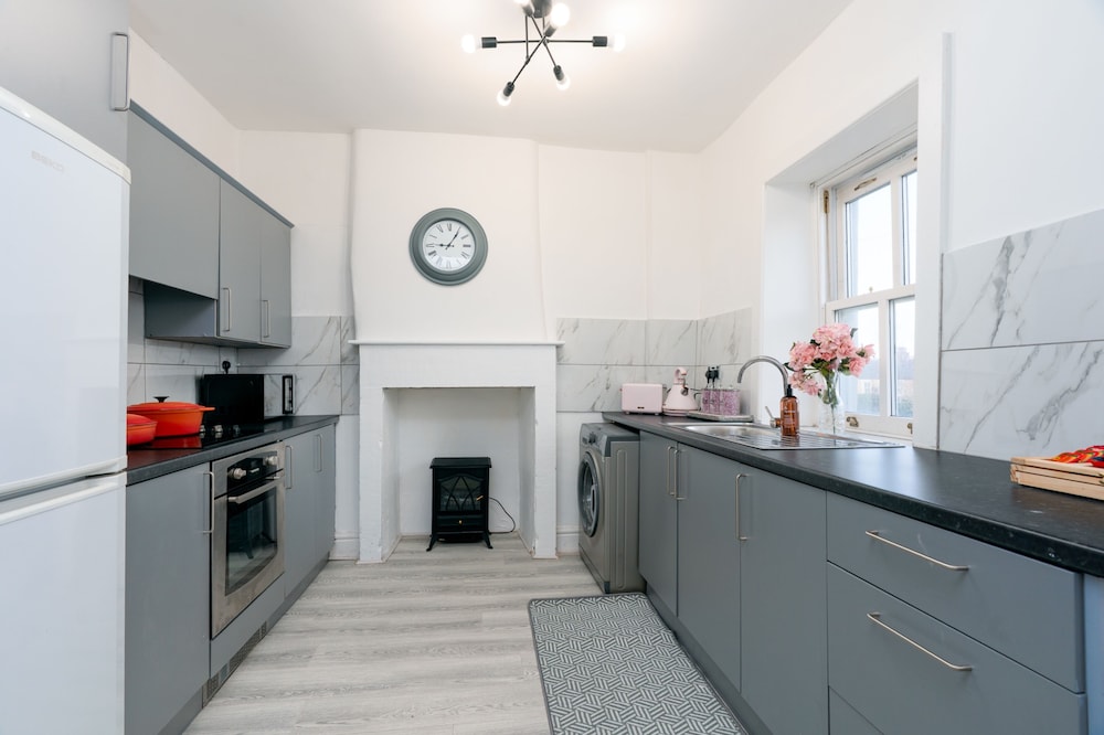 Cosy Cottage - Sleeps 6, Parking & Pet Friendly!