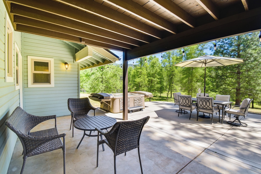 Hike, Boat & More: Home w/ Hot Tub in North Fork!