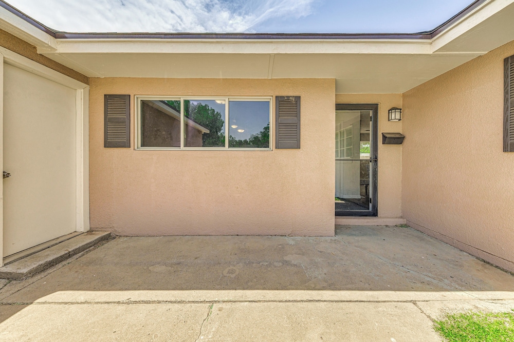 5 Mi to UFO Museum: Roswell Home w/ Spacious Yard!