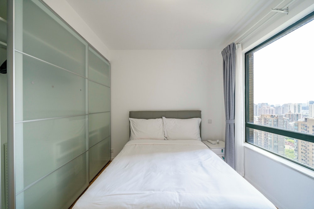 Tyms Spacious 4BR 2BA Apt Xujiahui