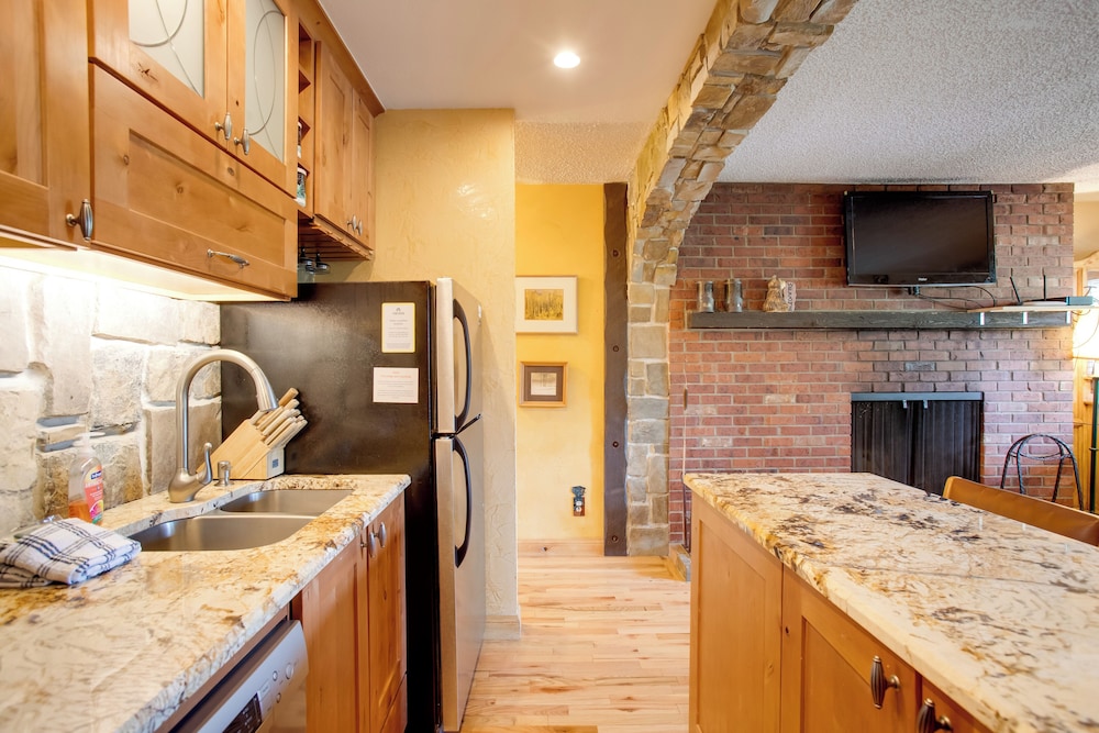 Pool & 3 Hot Tubs: Winter Park Condo on Bus Line