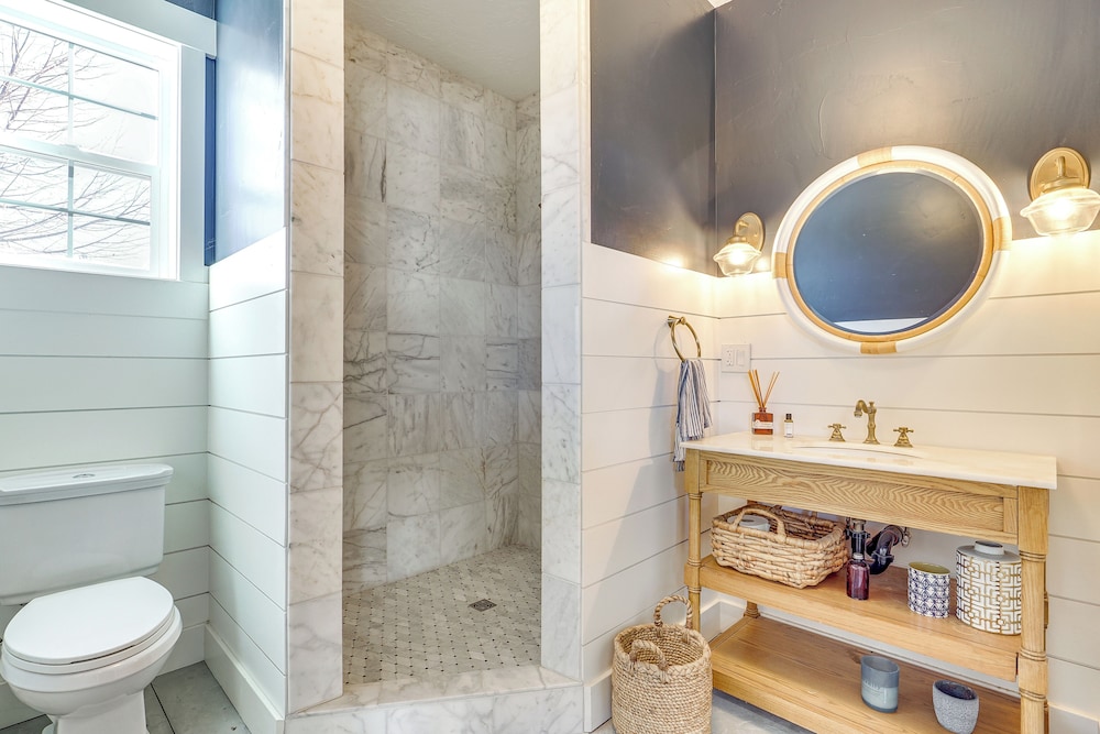 Private Pool & Hot Tub: Luxe Unit Near UTA Train!