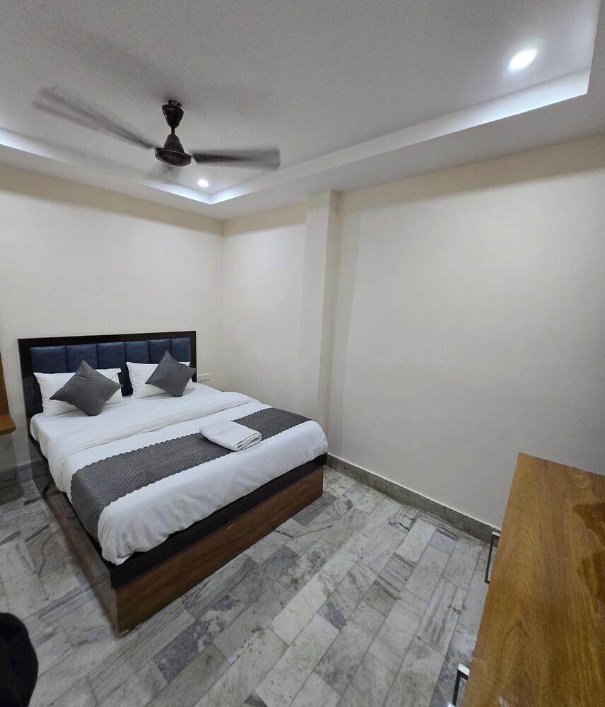 Rudra PGH - just near Temple & Ghats