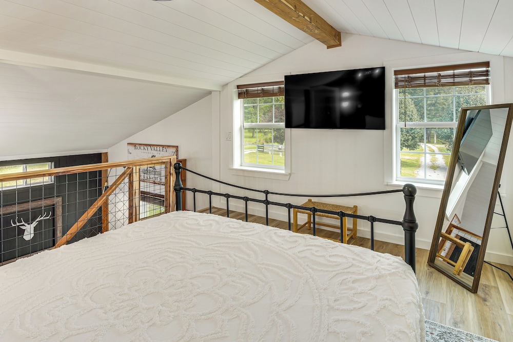 Luxe Stable Suite: Farm Stay in Lebanon!