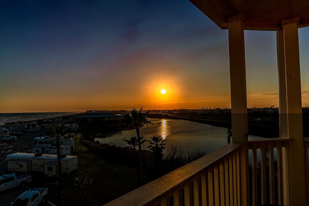 Beautiful Blue Heron Sleeps 6 Great Views