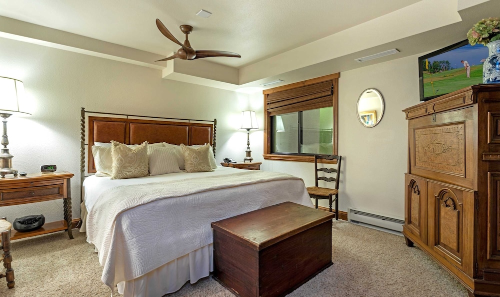 Lionsquare Lodge North #282 2 Bedroom Condo by RedAwning view 4