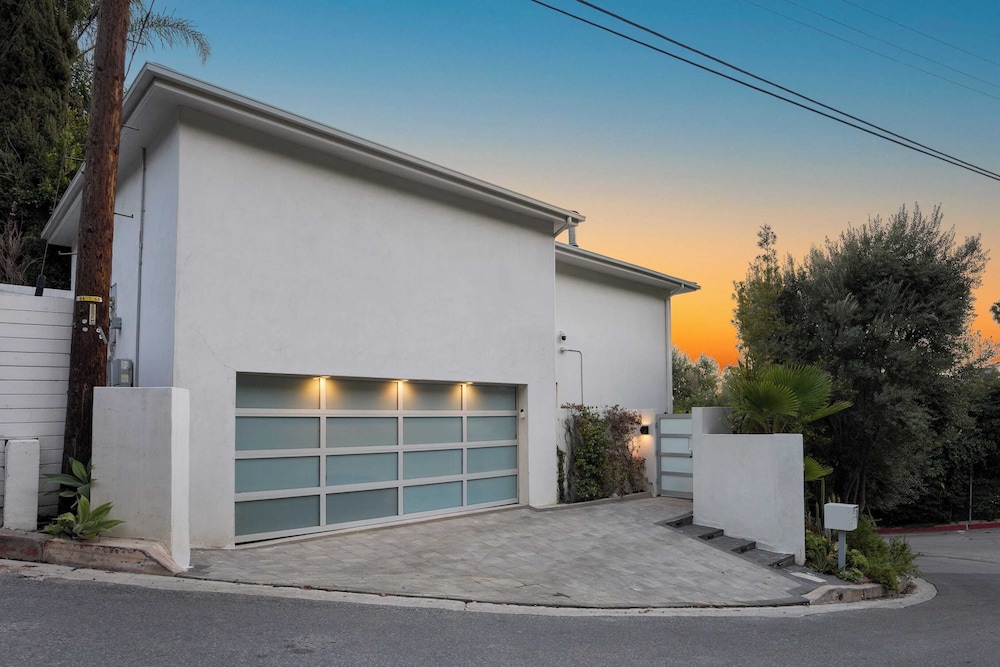 Luxury Hollywood Hills Home With Pool, Outdoor Dining & Iconic Views Skyline Chalet