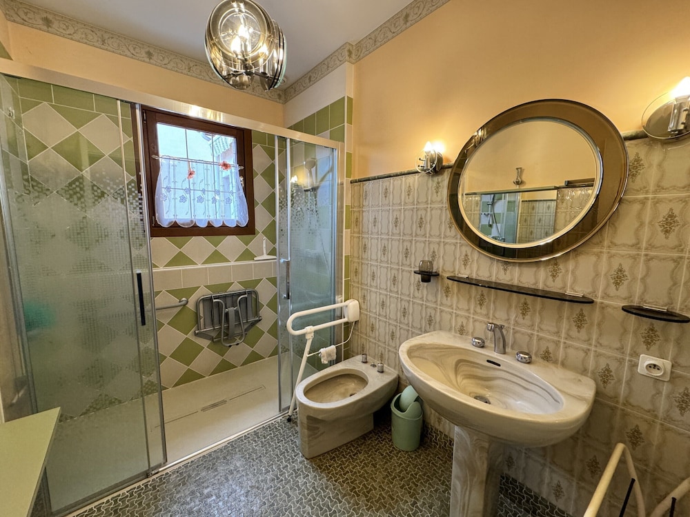 Spacious Group Stay Near Le Mans Circuit