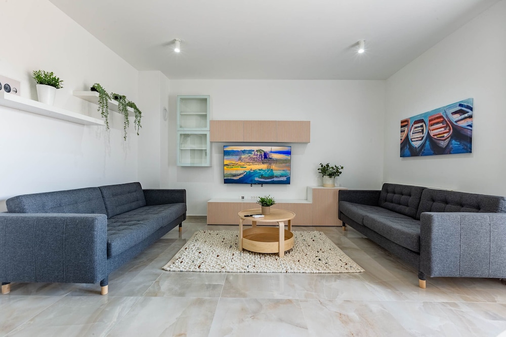 Exquisite Prestige Luxury Apartments With Shared Pool