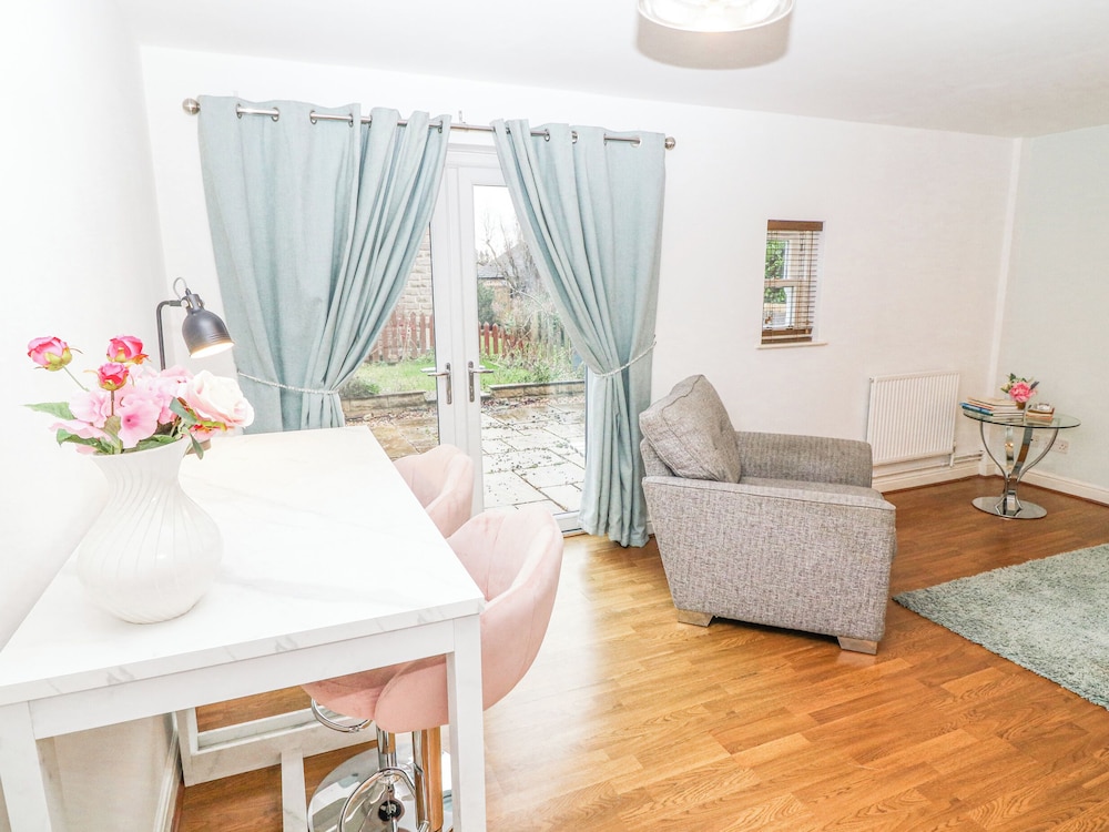 6 Fidlers Close