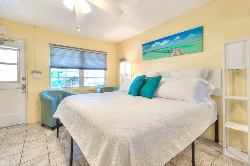 Tropic Terrace #22 - Beachfront Rental Studio Bedroom Condo by RedAwning view 2
