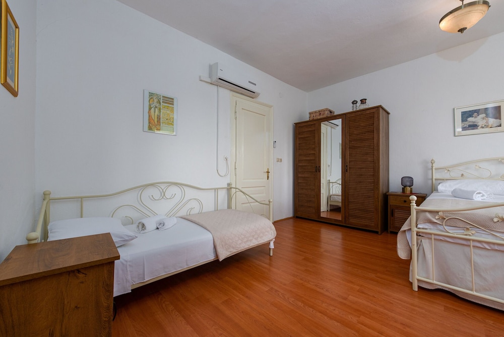 Villa Oak view 2