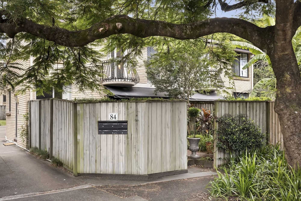 Charming 2-bed Terrace in Prestigious Ascot