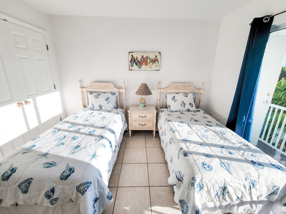Sunset Views + Steps From The Beach With Elevator 2 Bedroom Duplex by Redawning view 5