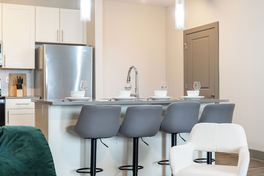Monarch Apartments 15m to Parks, Pet Friendly, Free Parking by Heavenly Homes