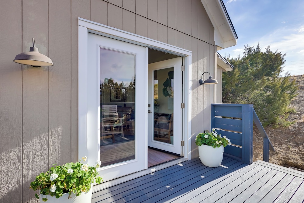 Dog-friendly Home w/ Fenced Yard in Los Cerrillos