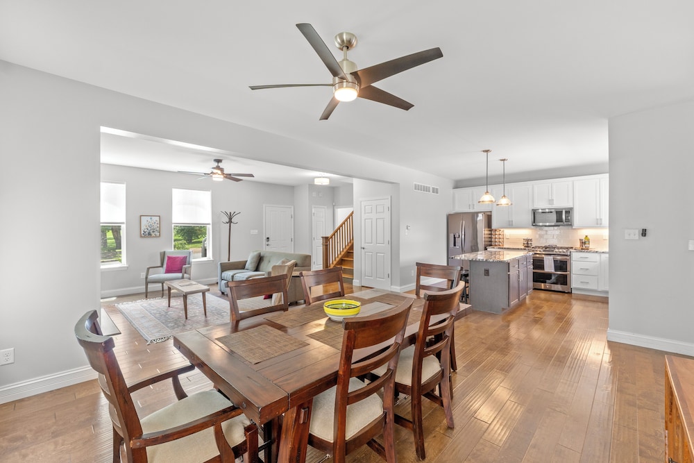 Modern Home W/garage Near SLU JZ Vacation Rentals