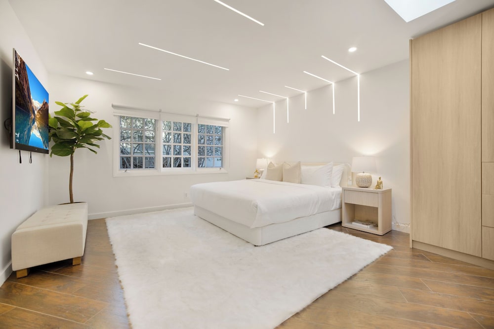 Shirley Lane- Elegant Mid-century Oasis With Pool & Canyon Views