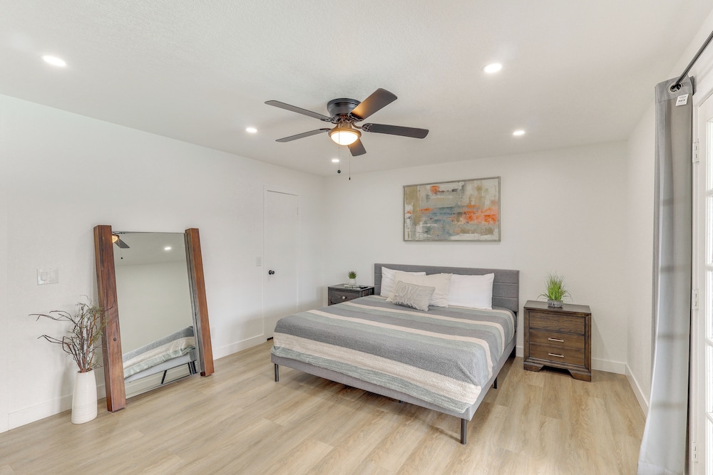 Poolside Relaxation: Group-friendly Home in Havasu