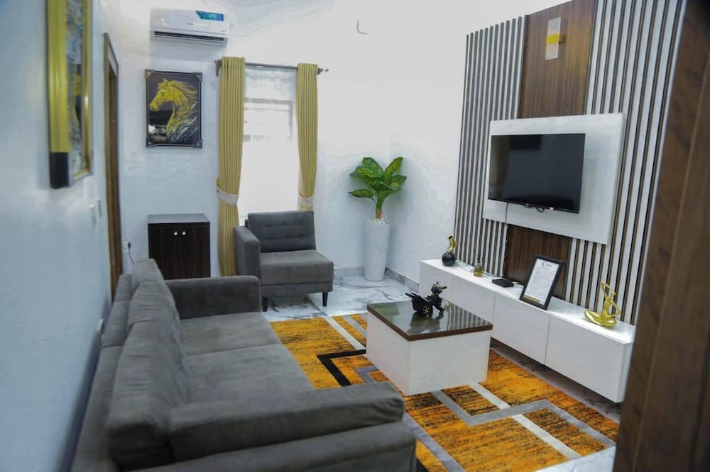Clifford Apartment
