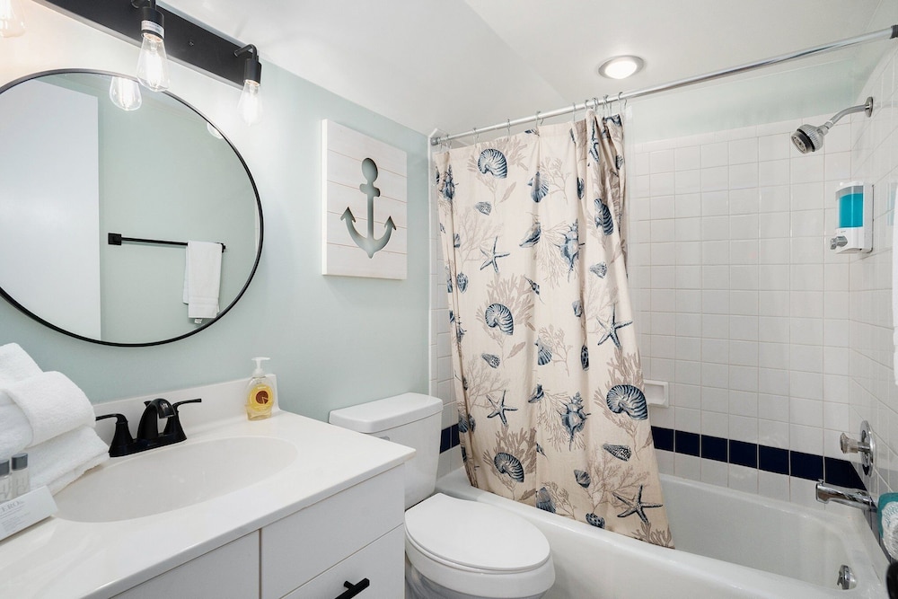 2d West Hyde Park 3 Bedroom Condo