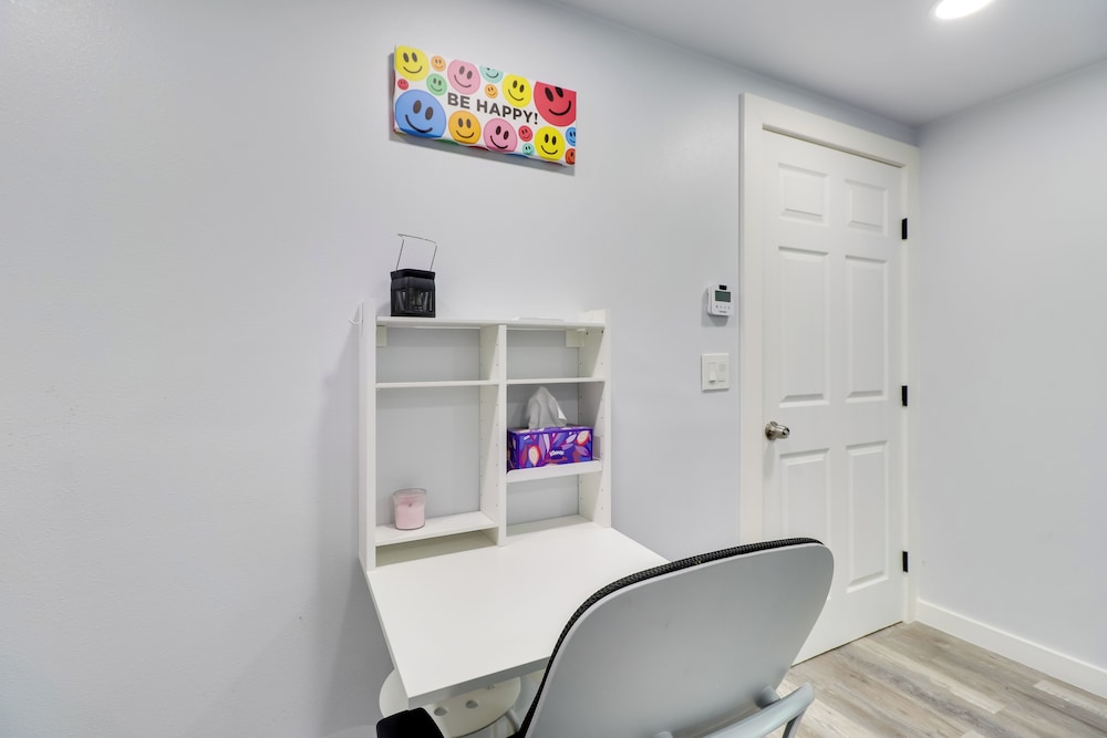1 Mi to Dtwn: Renovated Retreat in Georgetown!