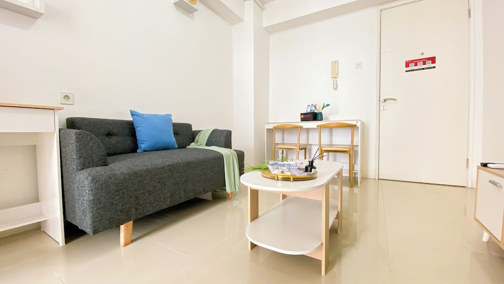Relaxing And Homey 2Br At Bassura City Apartment