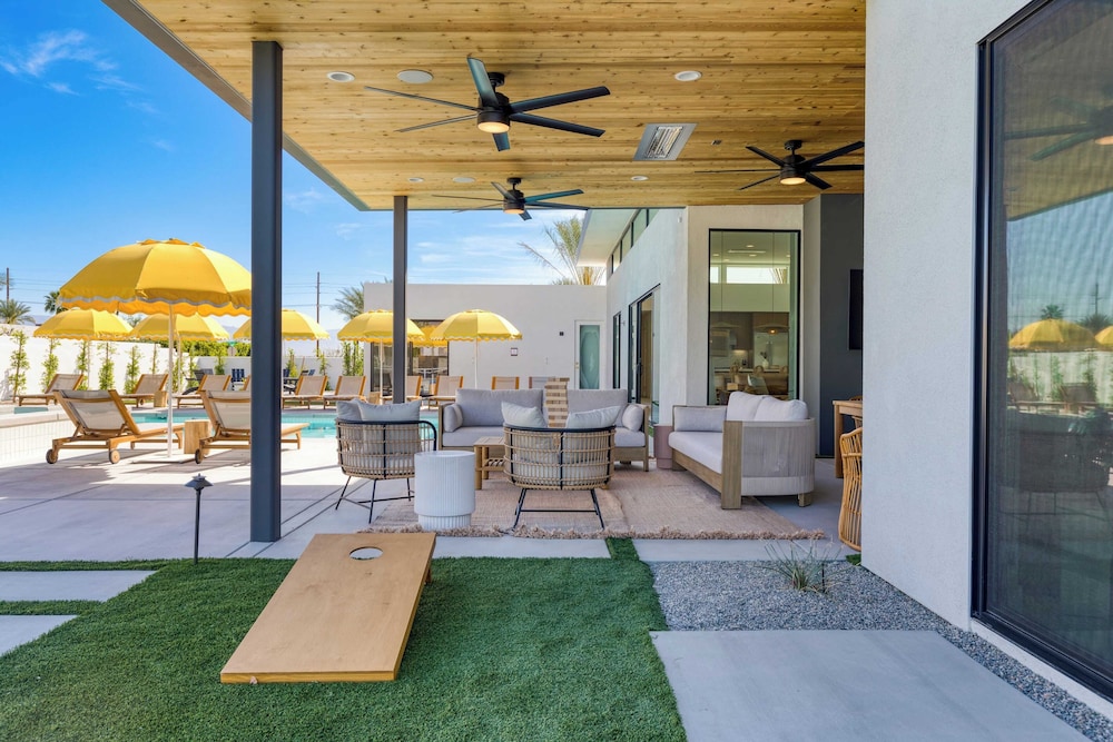 Sleeps 34 2 Villas, Pool, Pickleball + Bocce Polo Villas Elara by Avantstay