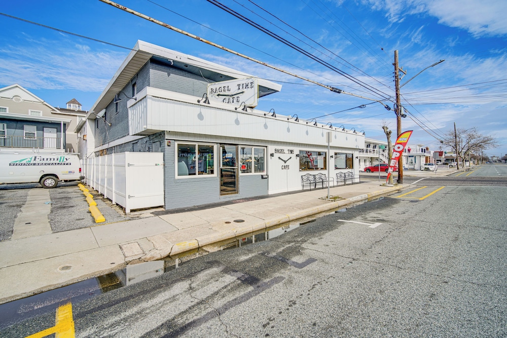 Half-block to Beach & Conventions: Wildwood Studio